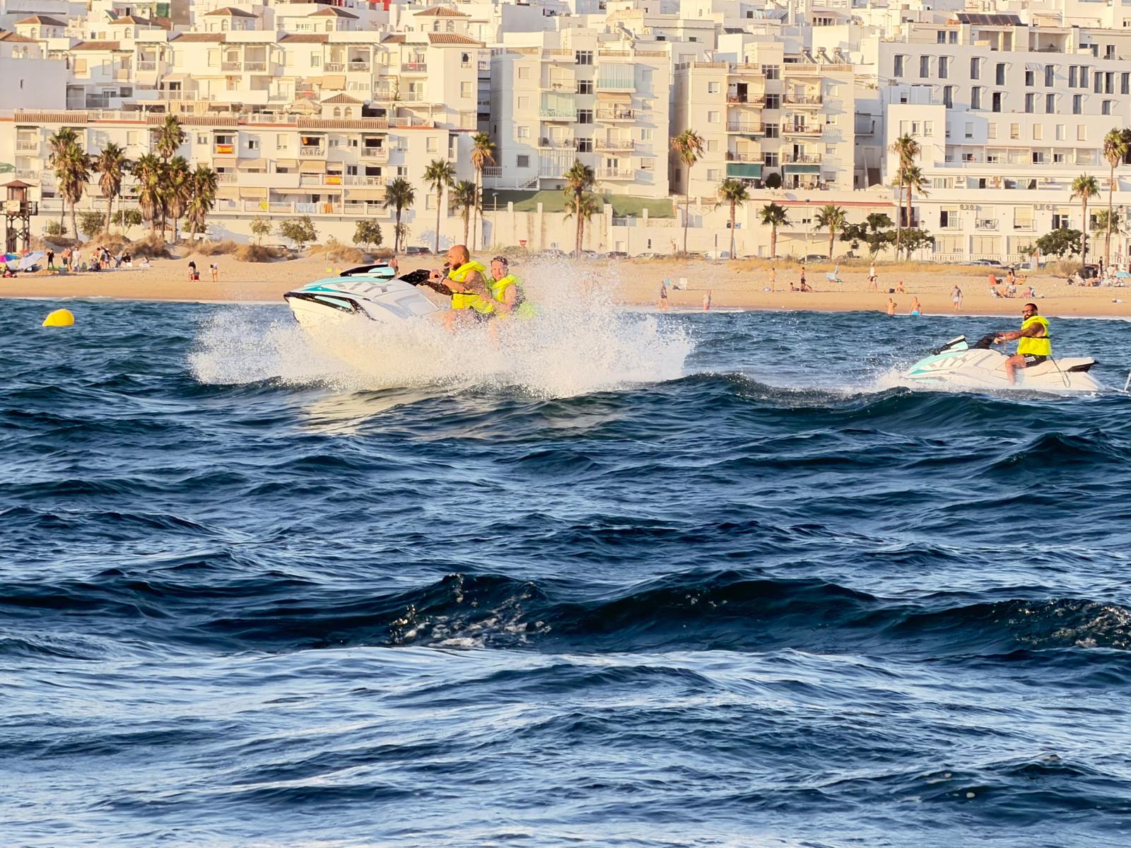 Dos motos de agua navegando frente a la costa