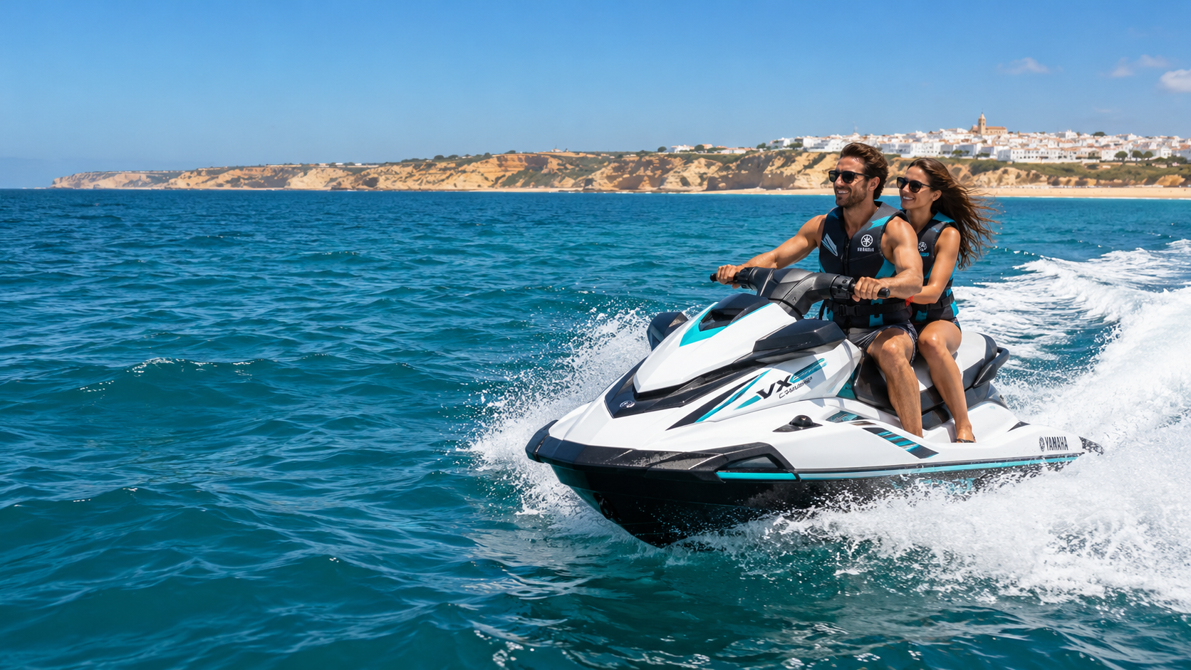 Propuesta visual generada con IA de dos personas en una moto de agua blanca frente a una costa inspirada en Conil